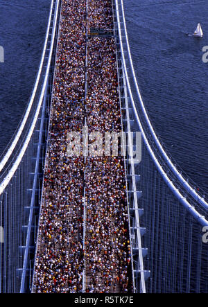 Le début de la New York City Marathon vu du haut de la Verezzano Narrows Bridge. Banque D'Images
