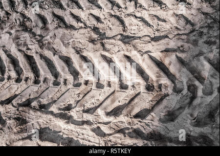 Des traces de pneus de voiture sur le sable sec. Des modèles dans le sable close up. Banque D'Images