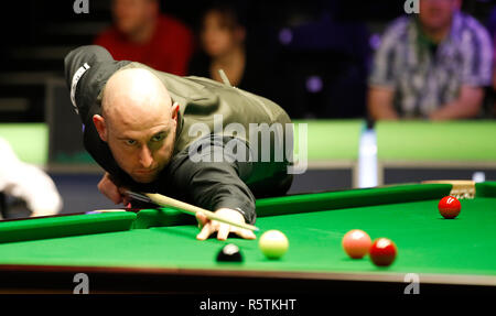 Matthieu Selt en action contre Ding Junhui, pendant six jours du Championnat du Royaume-Uni Betway au York Barbican. Banque D'Images