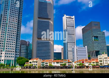 Les anciens entrepôts de Boat Quay, Singapour, maintenant contenant des bars et restaurants, contrastant avec les tours modernes de Singapour au quartier des banques Banque D'Images