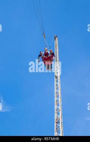 Blackpool trois personnes sur l'Skyscreamer bungee inversé fairground ride dans la zone adrénaline South Pier Blackpool Lancashire England UK GO Europe Banque D'Images