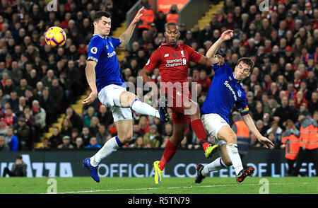 L'Everton Michael Keane (à gauche) et Seamus Coleman (à droite) bataille pour la balle avec le centre de Liverpool, Daniel Sturridge (centre) au cours de la Premier League match à Anfield, Liverpool. ASSOCIATION DE PRESSE Photo. Photo date : dimanche 2 décembre 2018. Voir l'ACTIVITÉ DE SOCCER histoire Liverpool. Crédit photo doit se lire : Peter Byrne/PA Wire. RESTRICTIONS : EDITORIAL N'utilisez que pas d'utilisation non autorisée avec l'audio, vidéo, données, listes de luminaire, club ou la Ligue de logos ou services 'live'. En ligne De-match utilisation limitée à 120 images, aucune émulation. Aucune utilisation de pari, de jeux ou d'un club ou la ligue/dvd publications. Banque D'Images