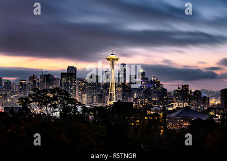 WA17024-00...WASHINGTON - La Space Needle de Seattle et les bâtiments vus de Kerry Park sur Queen Ann Hill. Banque D'Images