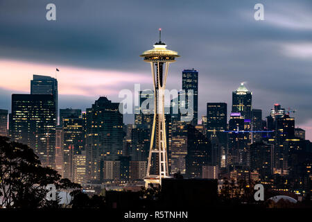 WA17025-00...WASHINGTON - La Space Needle de Seattle et les bâtiments vus de Kerry Park sur Queen Ann Hill. Banque D'Images