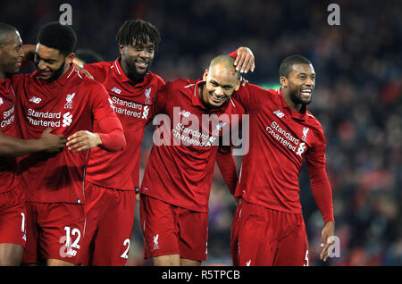 Le centre de Liverpool, Joe Gomez (à gauche), Divock originaux, Fabinho et Georginio Wijnaldum (à droite) célèbrent leur victoire au cours de la Premier League match à Anfield, Liverpool. Banque D'Images