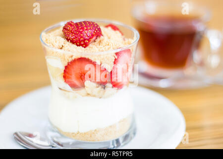 Magnolia en dessert avec des fraises et de la crème en verre Banque D'Images