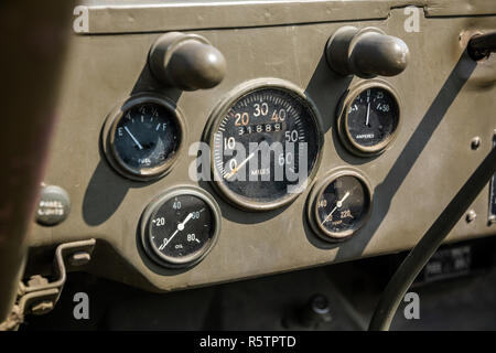 Tableau de bord du véhicule kaki vert militaire de la DEUXIÈME GUERRE MONDIALE Banque D'Images