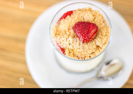 Magnolia en dessert avec des fraises et de la crème en verre Banque D'Images