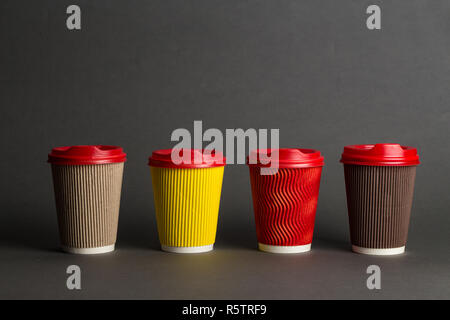 Beaucoup de différents types de café dans des verres en papier sur un fond noir, de l'espace pour le texte Banque D'Images