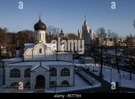 Moscou, Fédération de Russie.paysage d'hiver, une église orthodoxe avec son dôme caractéristique entouré de champs couverts de neige Banque D'Images