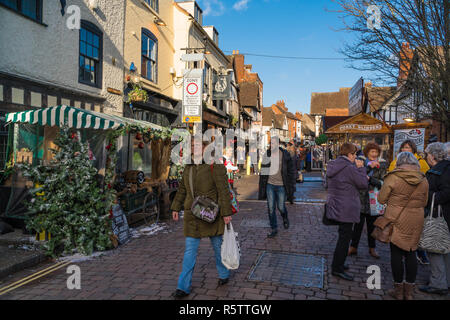 Les amateurs de shopping se mêlent aux stands de la foire de Noël victorienne. Worcester, Royaume-Uni. Novembre 2018 Banque D'Images