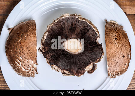 Deux champignons portabella on white plate Banque D'Images