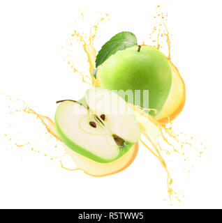 Dans le jus de pomme verte splash isolé sur un fond blanc. Banque D'Images