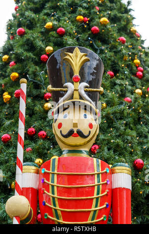 Taille de la vie toy soldier devant un arbre de Noël Banque D'Images