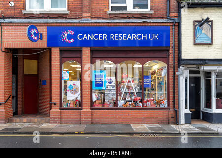 La recherche sur le cancer charity shop window Banque D'Images