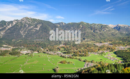 Paysage avec antenne pré vert dans la région de Alpine valley Banque D'Images