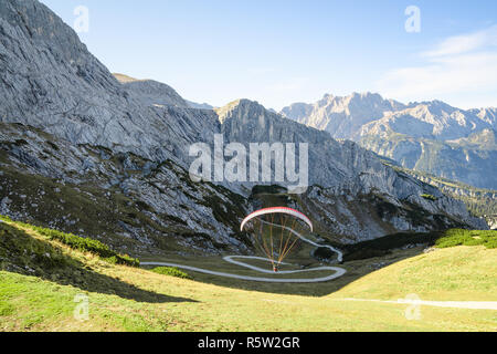 Paysage alpin avec parapente vol stationnaire Banque D'Images