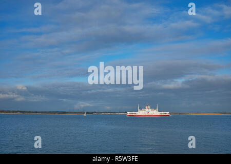 Le cross channel ferry Red Funnel voyager dans Southampton Water sur son chemin du retour de l'île de Wright de Calshot Beach, Hampshire, Angleterre Banque D'Images