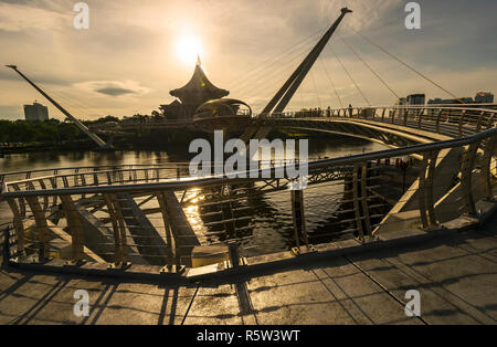 Le Darul Hana Bridge à Kuching est le seul pont piétonnier qui relie le nord et le Sud de Kuching, à l'heure actuelle. Banque D'Images