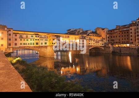 Florence, Italie - 9 août 2018 : nuit vue du Ponte Vecchio sur l'Arno à Florence. Le centre historique de Florence est répertorié comme l'UNESCO Wor Banque D'Images