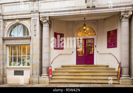 L'entrée pour l'ancien St Georges Hall Cinema maintenant partie de la Fairfax House Museum Banque D'Images