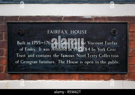 Signe descriptif sur Fairfax House avec sa belle collection de meubles de style géorgien dans un musée ouvert au public en Castlegate York Banque D'Images