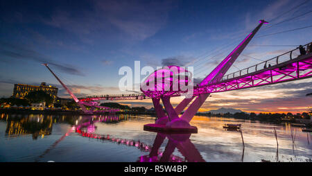 Le Darul Hana Bridge à Kuching est le seul pont piétonnier qui relie le nord et le Sud de Kuching, à l'heure actuelle. Banque D'Images