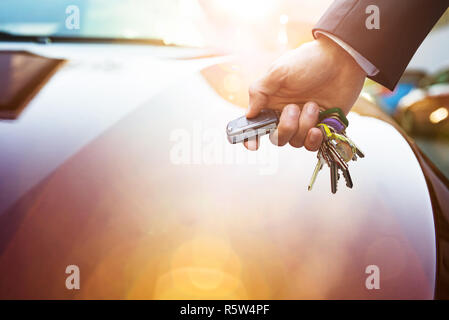 L'homme l'ouverture de la porte de la voiture avec télécommande Banque D'Images