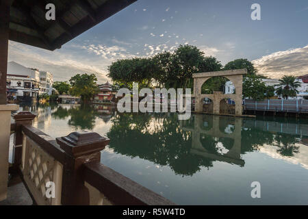 Bons restaurants, bars et boutiques le long de la rivière Melaka scatter. Banque D'Images