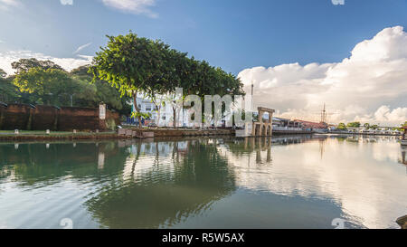 Bons restaurants, bars et boutiques le long de la rivière Melaka scatter. Banque D'Images