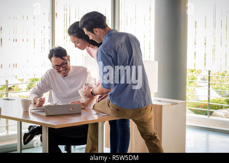 Les jeunes gens d'affaires de l'Asie, l'homme et de la femme, en collaboration avec équipe in office Banque D'Images