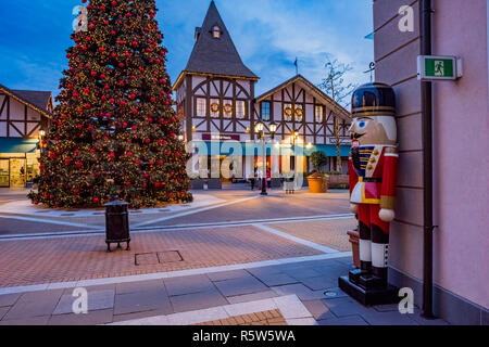 Arbre de Noël, McArthurGlen Designer Outlet Mall, l'aéroport de Vancouver, Sea Island, Richmond (Colombie-Britannique) Banque D'Images