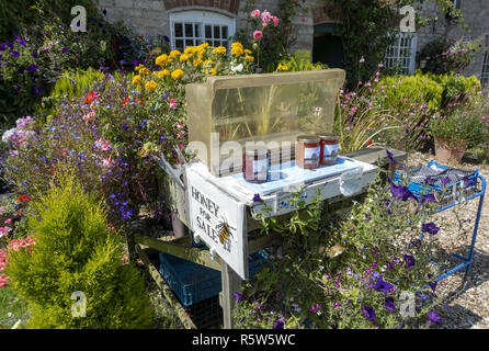 Bocaux de miel à vendre devant le cottage dans le château de Corfe sur l'île de Purbeck, Dorset, Angleterre, Royaume-Uni Banque D'Images