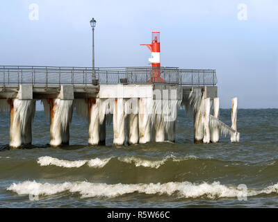 Jetée de glace, les glaçons sur la jetée, de la glace sur la jetée en hiver Banque D'Images