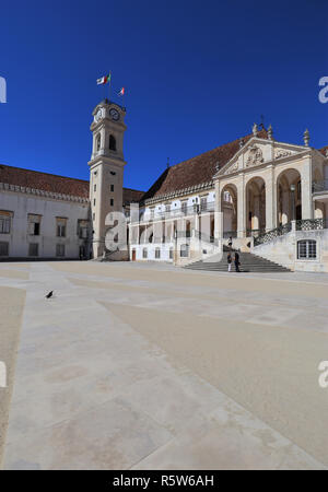 Une image capturée sur un après-midi de septembre, Place de l'Université de Coimbra. Banque D'Images