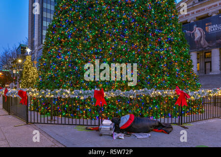 Sans-abri dort à côté, les arbres de Noël de Vancouver, de Robson Street, Downtown, Vancouver, British Columbia, Canada Banque D'Images