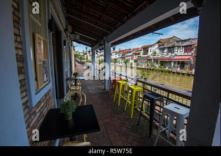 Des capacités et des maisons le long de la rivière Melaka Banque D'Images