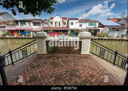 Des capacités et des maisons le long de la rivière Melaka Banque D'Images