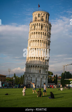 Les touristes en face de la tour de Pise prendre des photos d'action, Pise, Italie, Europe. Banque D'Images