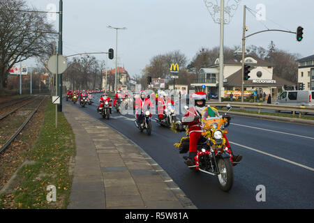 GDANSK, Pologne - 2 décembre, 2018 : parade de Noël de Santa Articles les motocyclistes juste avant Noël dans les rues de Gdynia, Sopot et Gdans Banque D'Images