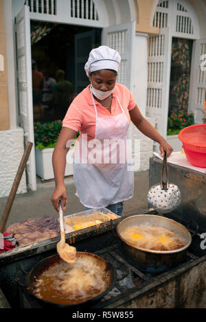 Street food vendor en action, la cuisine une variété de snacks frits Caraïbes dans la vieille ville de Cartagena de Indias, Colombie. Oct 2018 Banque D'Images