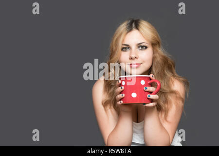 Jeune femme aux cheveux long Cool est tenue rouge mug Banque D'Images