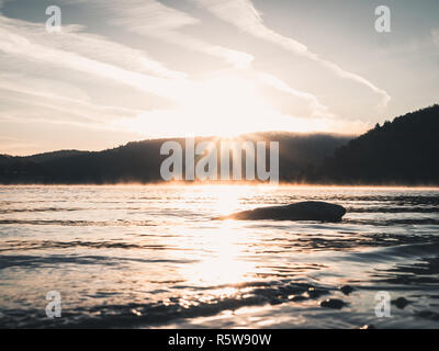 Beau lever de soleil brumeux au lac Rursee en Allemagne Banque D'Images