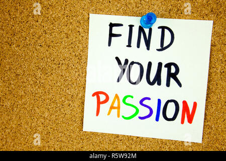 Trouvez votre passion écrit le post-it sur le tableau d'affichage. prix pour le texte. Banque D'Images
