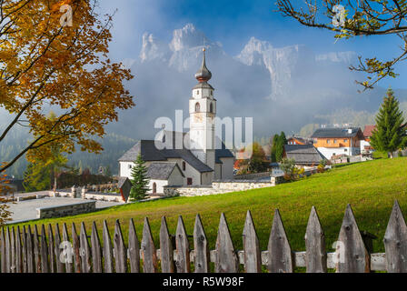 Église paroissiale Vigilius à Colfosco, Dolomites, Italie Banque D'Images