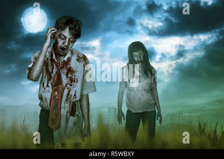 Scary deux zombies asiatiques avec plaie et expression mad Banque D'Images