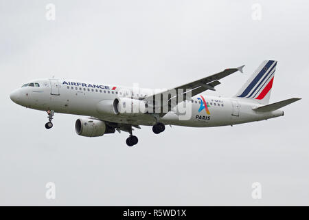 Air France Airbus A320-214 F-GKXJ l'atterrissage à l'aéroport Heathrow de Londres Banque D'Images