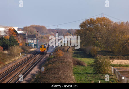 Network Rail train de traitement de tête en passant le signal fort et signaux mécaniques à Welton, tiré par les services ferroviaires directs vintage classe 20 locos Banque D'Images