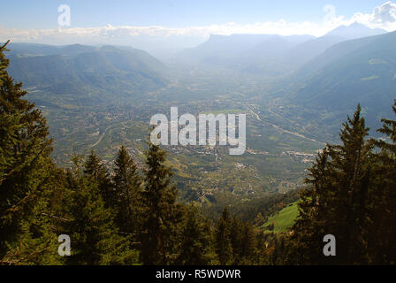 Une vue de la vallée de l'Adige de Merano à Bolzano, debout à la mountain inn "utkopf» (Meran, le Tyrol du Sud, Italie) Banque D'Images