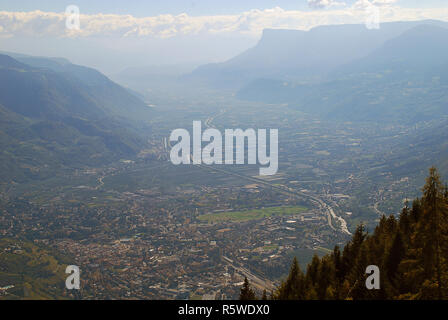 Une vue de la vallée de l'Adige de Merano à Bolzano, qui se tenait à côté de l'auberge de montagne "utkopf» (Meran, le Tyrol du Sud, Italie) Banque D'Images